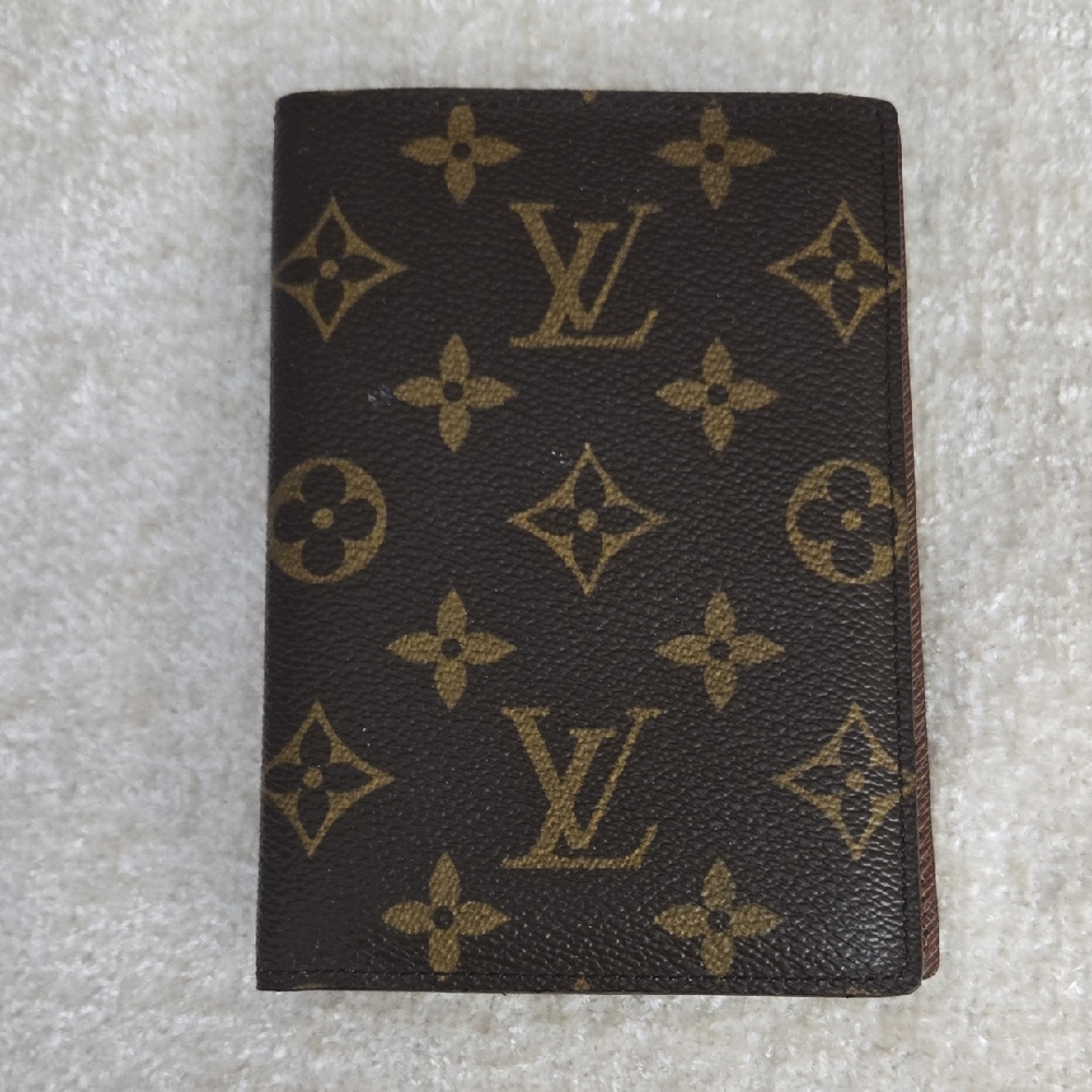 LOUIS VUITTON PASSPORT CASE